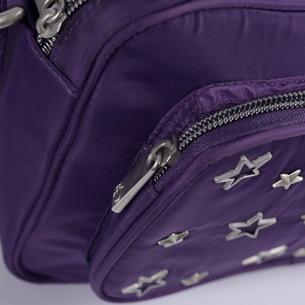 โรงงานออกแบบเองสายรัดปรับระดับ unsex กระเป๋า crossbody รูปทรงสี่เหลี่ยมตกแต่งอุปกรณ์โลหะ