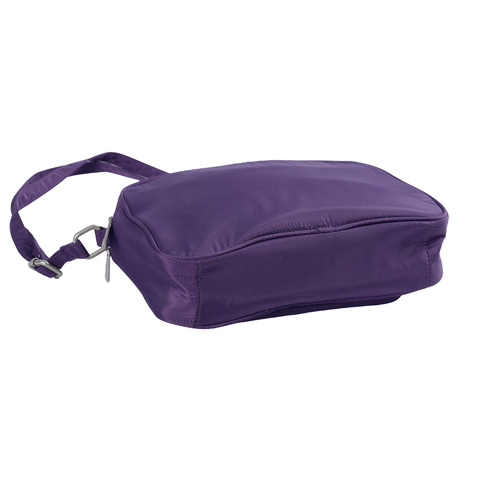 โรงงานออกแบบเองสายรัดปรับระดับ unsex กระเป๋า crossbody รูปทรงสี่เหลี่ยมตกแต่งอุปกรณ์โลหะ